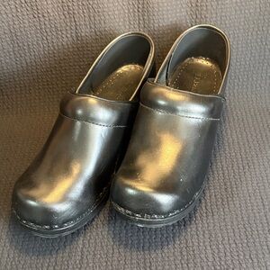 L.L. Bean Black Leather Slip-On Clogs Womens 7.5 medium.